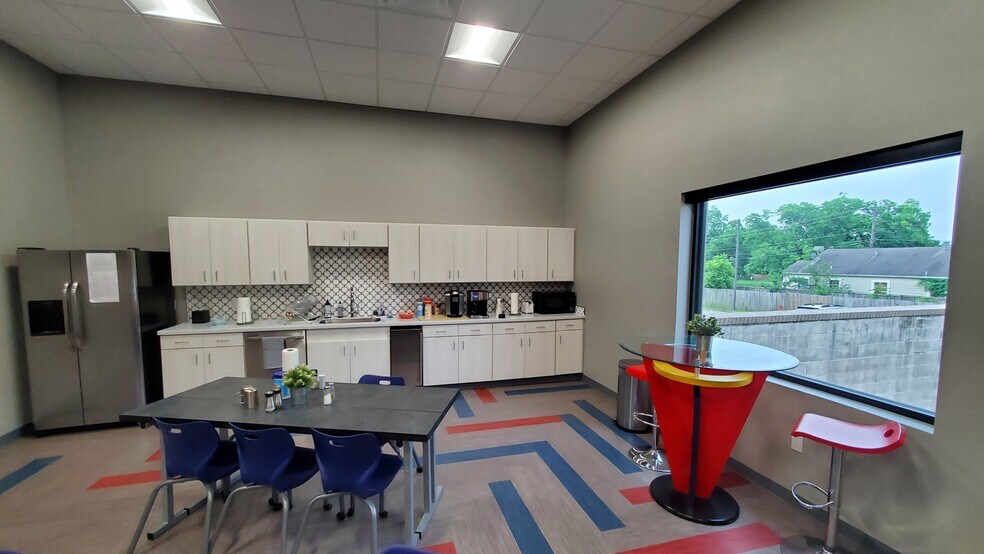 More Photos Of 303 W Calhoun Ave, Temple Office For Sale