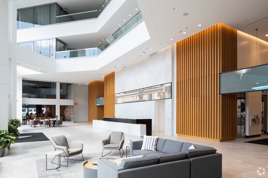 More Photos Of 250 W Pratt St, Baltimore Office For Lease