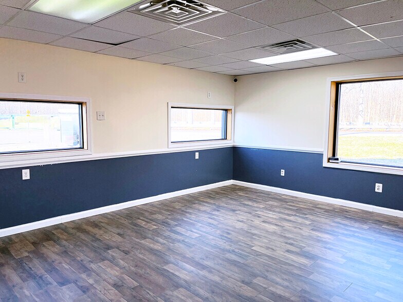 More Photos Of 4702-4704 Dupont Pky, Townsend Freestanding For Lease