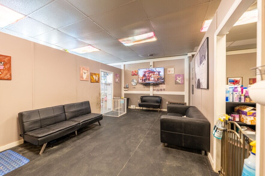 More Photos Of 729 Allegheny River Blvd, Verona Storefront For Sale