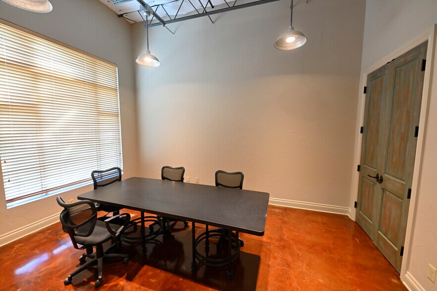 More Photos Of 242 W Sunset Rd, San Antonio Office For Lease