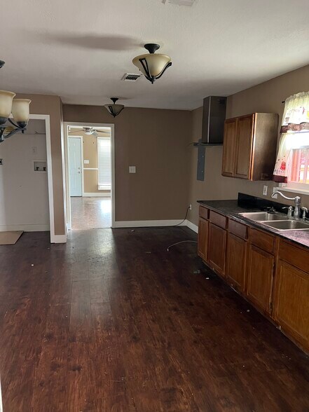 More Photos Of 2513 E Union Bower Rd, Irving Warehouse For Lease