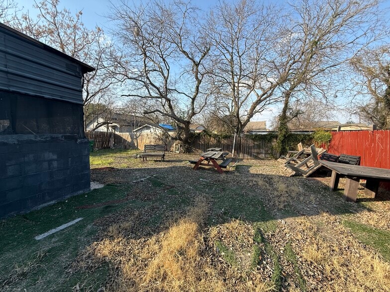 More Photos Of 2941 E Houston St, San Antonio Convenience Store For Lease