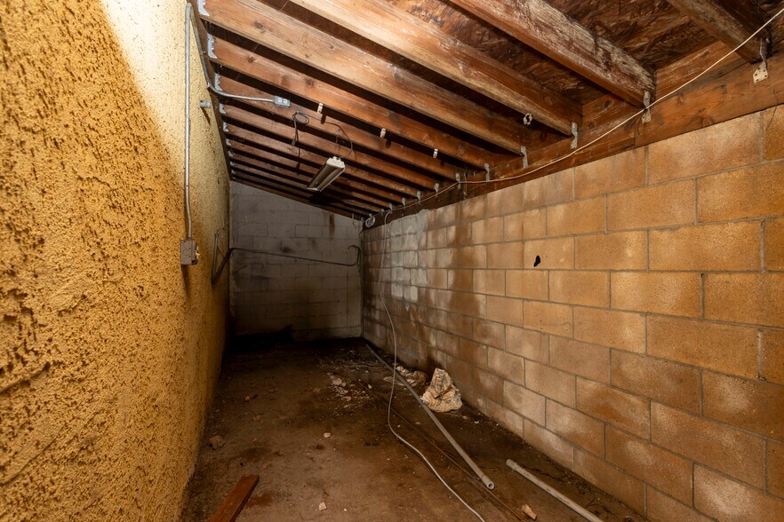 More Photos Of 2703 Southwest Dr, Los Angeles Warehouse For Lease