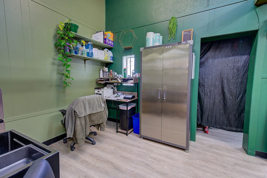 More Photos Of 5020 50 St, Sylvan Lake Storefront For Sale