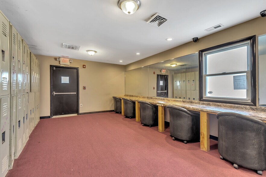 More Photos Of 1137 Bordentown Rd, Burlington Bar For Sale