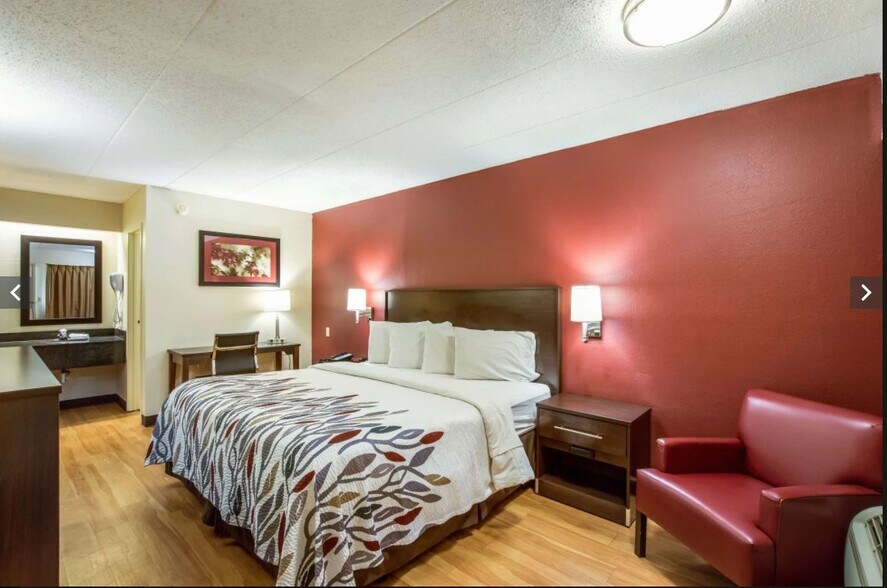 More Photos Of 966 S Outer Dr, Saginaw Hotel For Sale