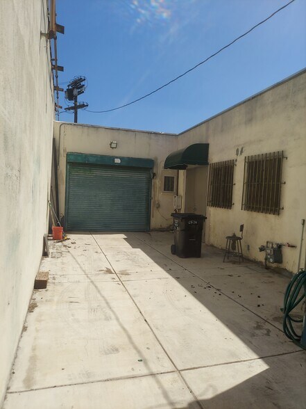 More Photos Of 6524 8th Ave, Los Angeles Warehouse For Lease