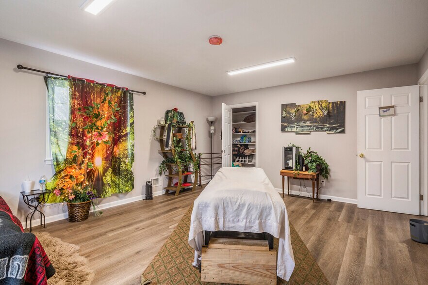 More Photos Of 6019 Preston Hwy, Louisville Office For Sale