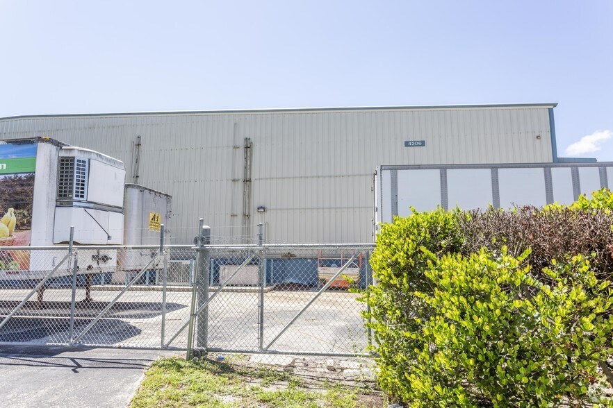 More Photos Of 4206 Mercantile Ave, Naples Distribution For Lease