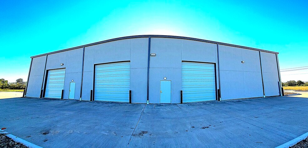 More Photos Of 320 E Olive St, League City Warehouse For Lease