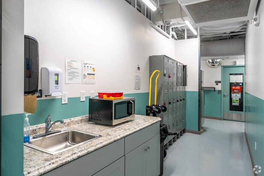 More Photos Of 5600 Roosevelt Way, Seattle Freestanding For Lease