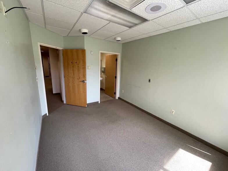 More Photos Of 299 Carew St, Springfield Medical For Sale