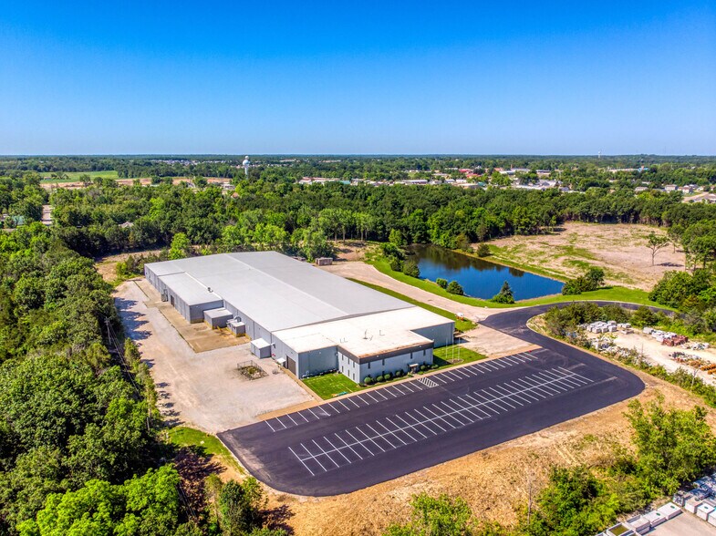 More Photos Of 1402 E Veterans Memorial Pky, Truesdale Manufacturing For Sale