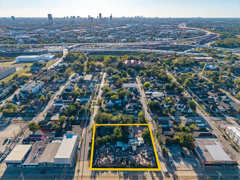 More Photos Of 2009 N Main St, Houston Land For Sale