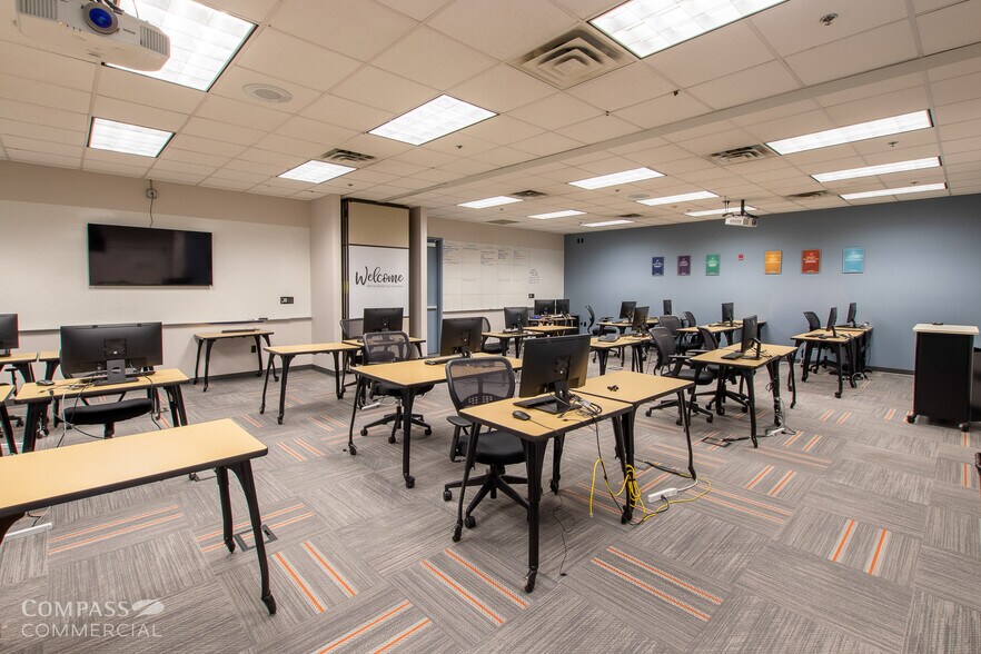 More Photos Of 2999 SW 6th St, Redmond Office For Lease