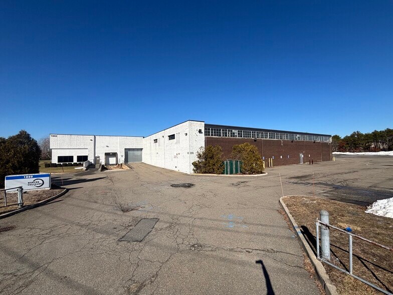More Photos Of 1860 Smithtown Ave, Ronkonkoma Manufacturing For Sale