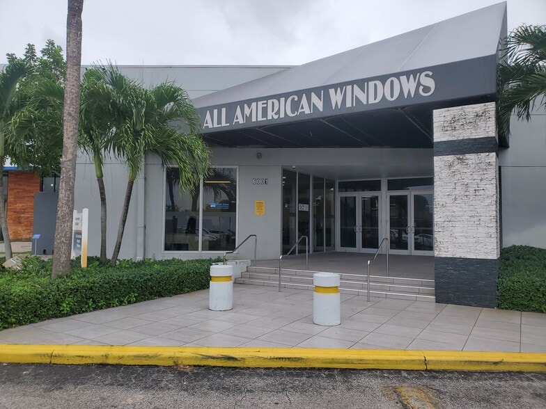 More Photos Of 6001 Powerline Rd, Fort Lauderdale Showroom For Lease