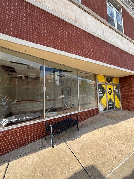 More Photos Of 121 W Walnut St, Rogers Storefront Retail Office For Sale
