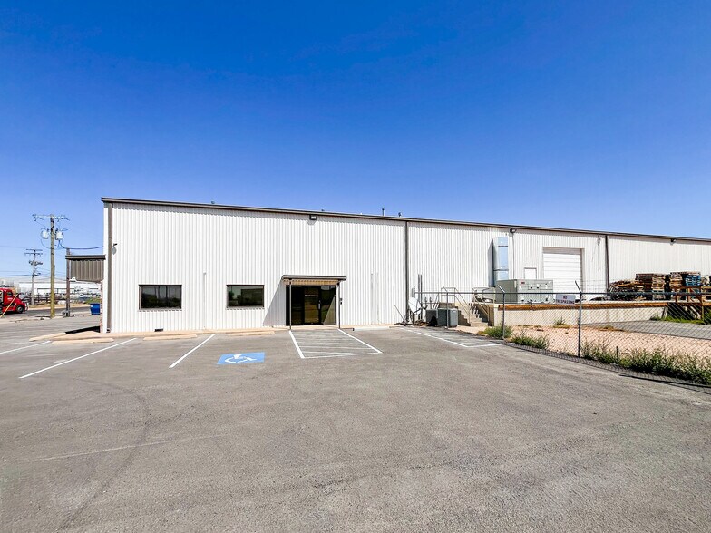 More Photos Of 7 E Industrial Loop, Midland Warehouse For Sale