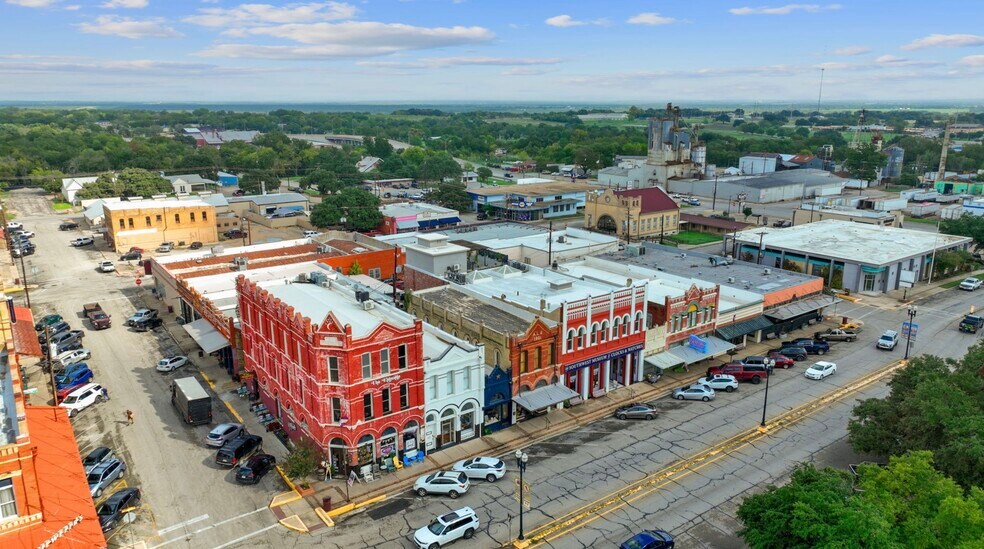 More Photos Of 105 E San Antonio St, Lockhart Storefront Retail Office For Sale