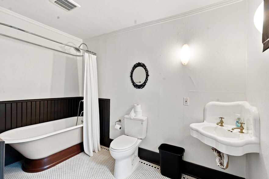 More Photos Of 1417 8th Ave, Fort Worth Hospitality For Sale