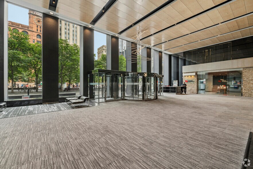 More Photos Of 500 Pl D'armes, Montréal Office For Lease