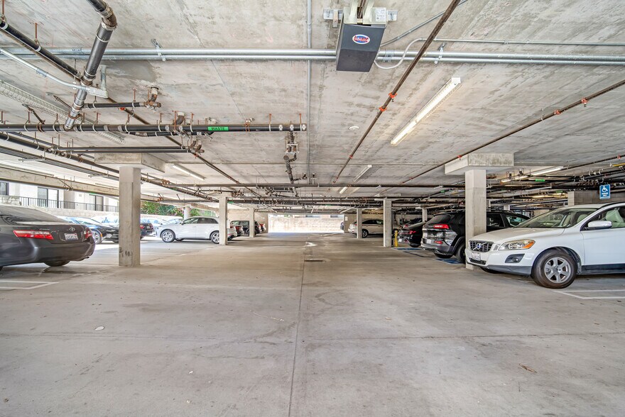 More Photos Of 11900 Courtleigh Dr, Los Angeles Apartments For Sale