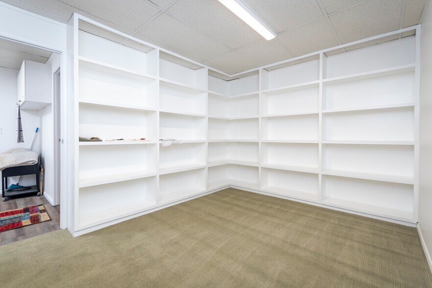 More Photos Of 3220 W Burbank Blvd, Burbank Warehouse For Lease