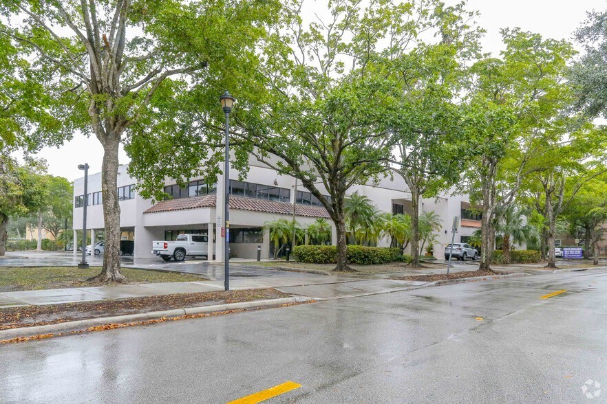 More Photos Of 15485 Eagle Nest Ln, Miami Lakes Medical For Sale