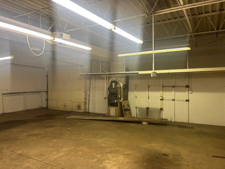 More Photos Of 1000 E Muhammad Ali Blvd, Louisville Flex For Lease