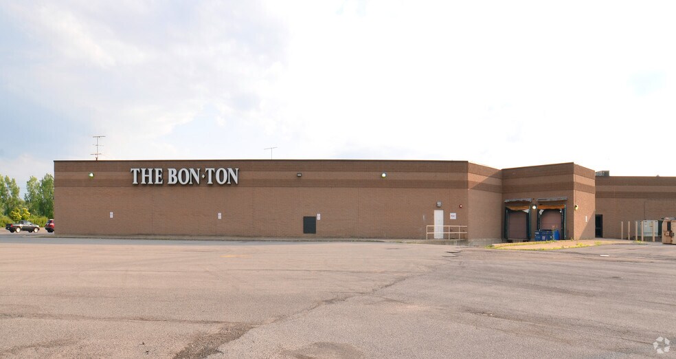 More Photos Of 6929 Williams Rd, Niagara Falls Freestanding For Lease