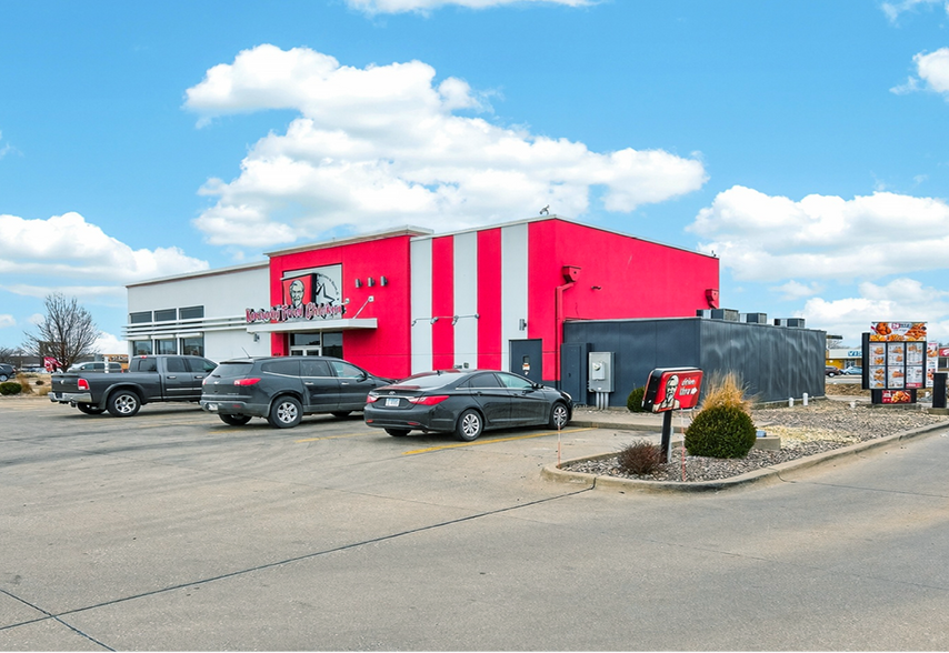 More Photos Of 4440 16th St, Moline Freestanding For Sale