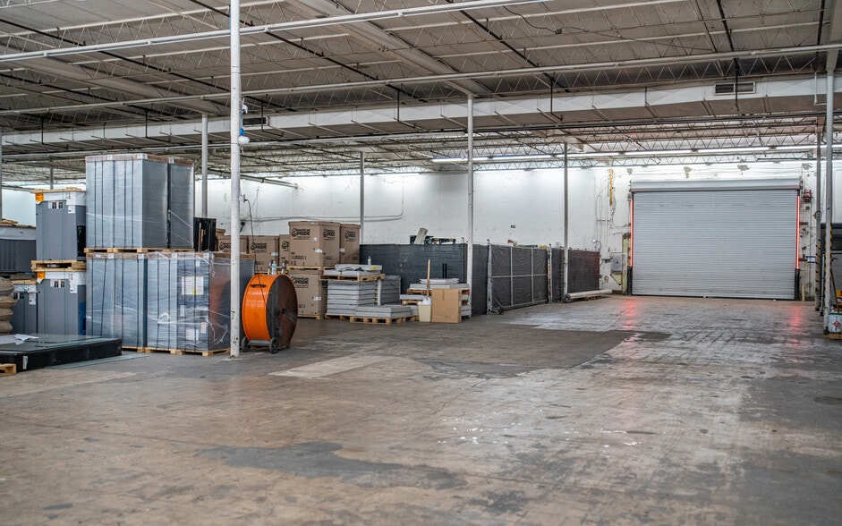 More Photos Of 5107 W University Blvd, Jacksonville Warehouse For Lease