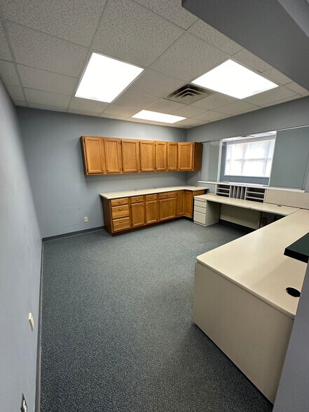 More Photos Of 8080 Moors Bridge Rd, Portage Medical For Lease