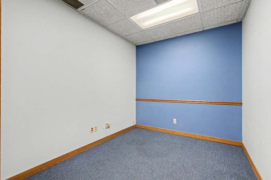More Photos Of 22976 Outer Dr, Dearborn Flex For Lease