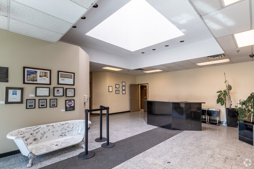 More Photos Of 4575 Boul Poirier, Montréal Warehouse For Lease