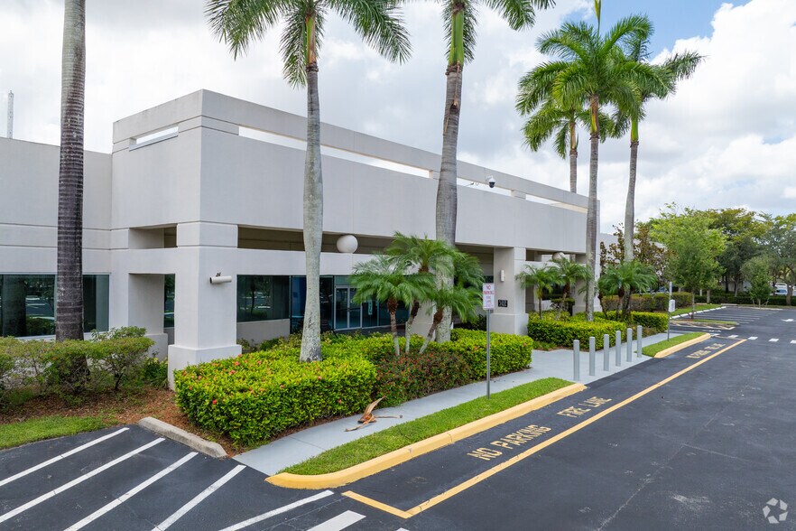 More Photos Of 1725 N Commerce Pky, Weston Office For Lease