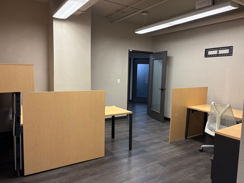 More Photos Of 100-102 W Oak St, Denton Office For Lease