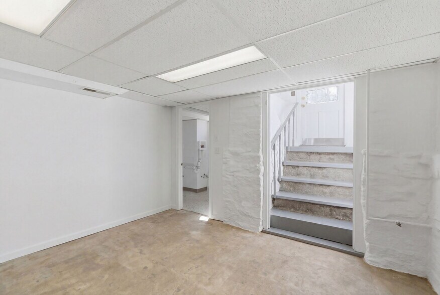 More Photos Of 194-196 New London Tpke, Glastonbury Office For Sale