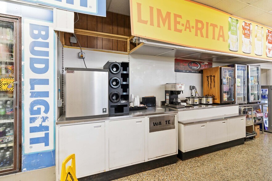 More Photos Of 8431-8433 E Colonial Dr, Orlando Service Station For Lease