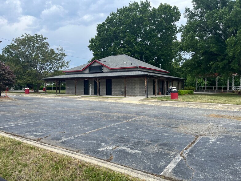 More Photos Of 536 Farragut St, Greensboro Warehouse For Sale
