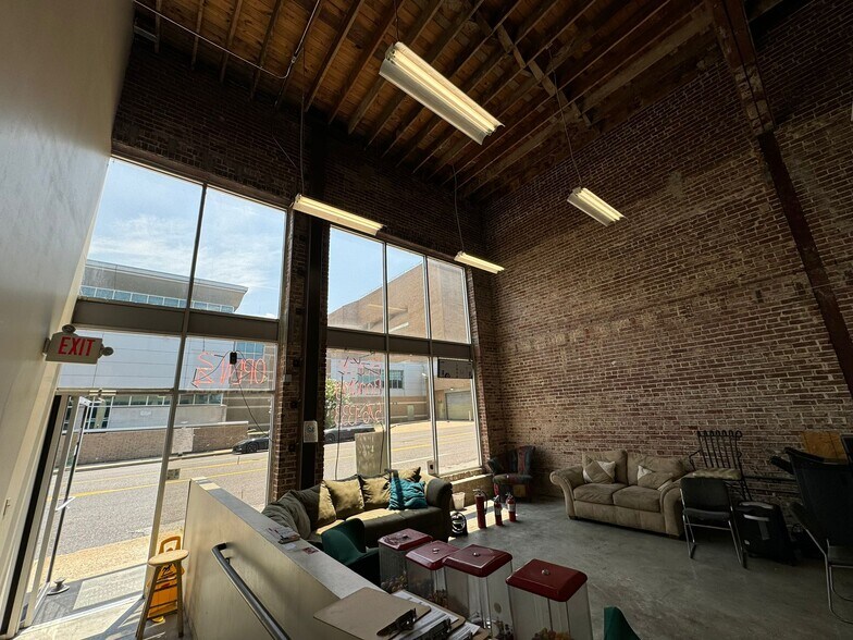 More Photos Of 258 Poplar Ave, Memphis Storefront Retail Office For Lease
