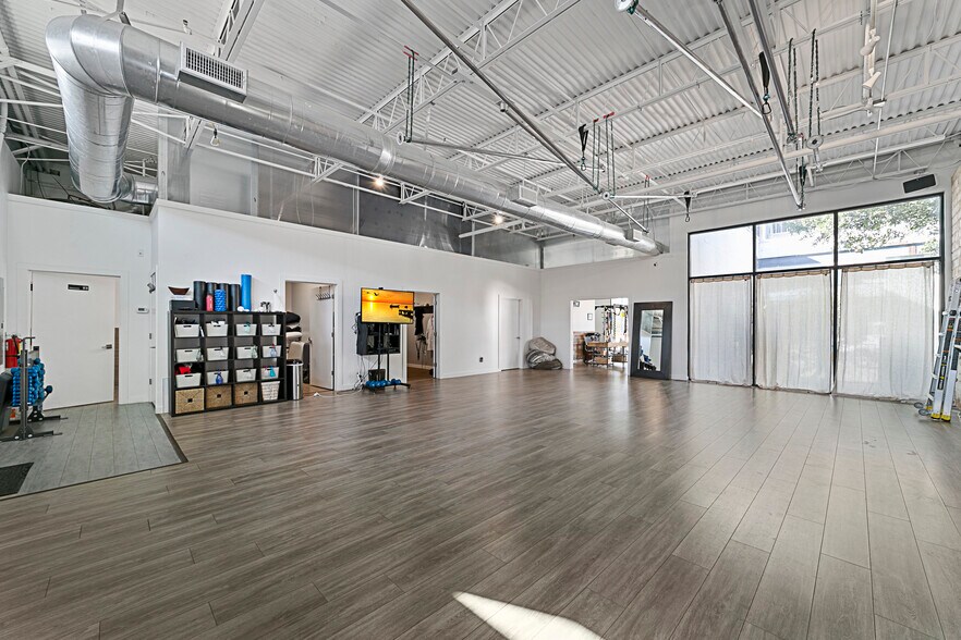 More Photos Of 136 Glass St, Dallas Storefront For Lease