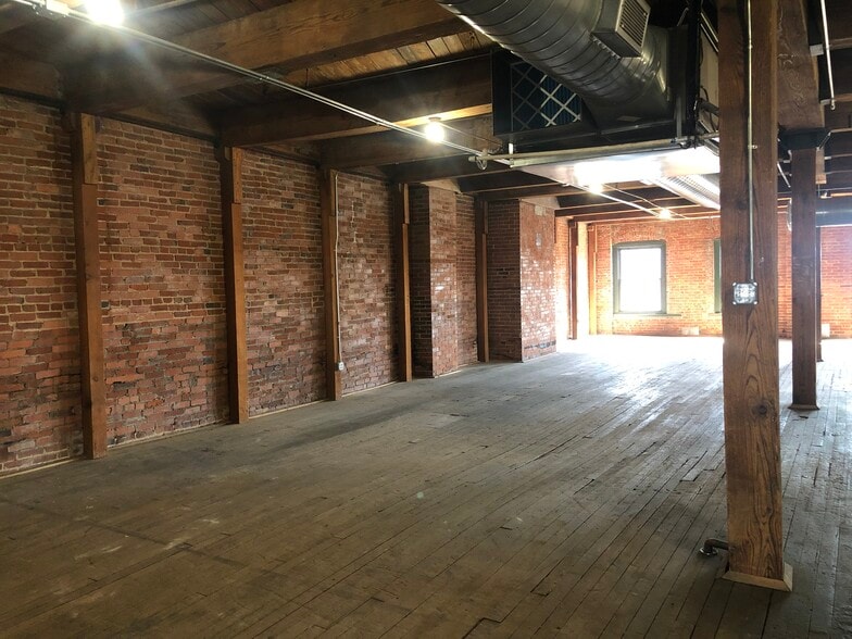 More Photos Of 1427 W 9th St, Kansas City Office For Lease