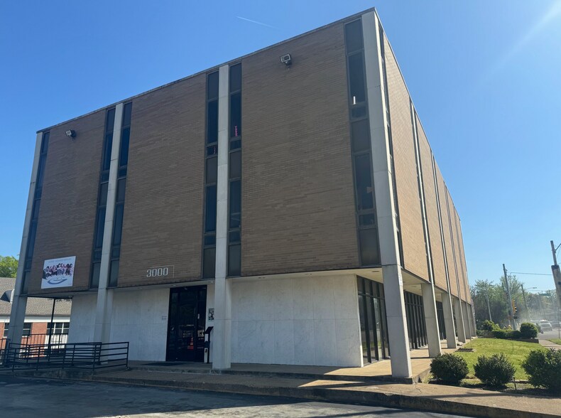 More Photos Of 3000 Walnut Grove Rd, Memphis Office For Sale