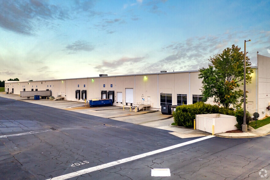 More Photos Of 2530 Whitehall Park Dr, Charlotte Distribution For Lease