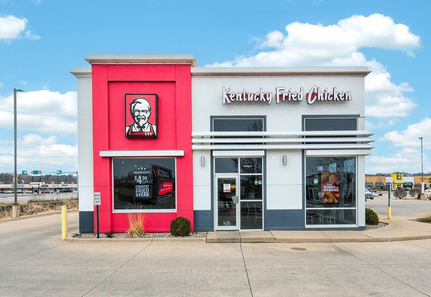 Primary Photo Of 4440 16th St, Moline Freestanding For Sale