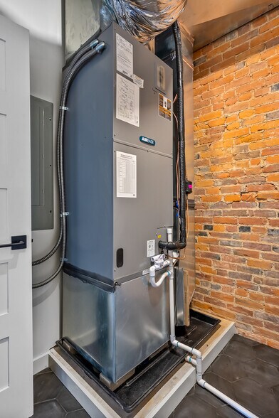 More Photos Of 33 N Sandusky St, Delaware Storefront Retail Office For Lease