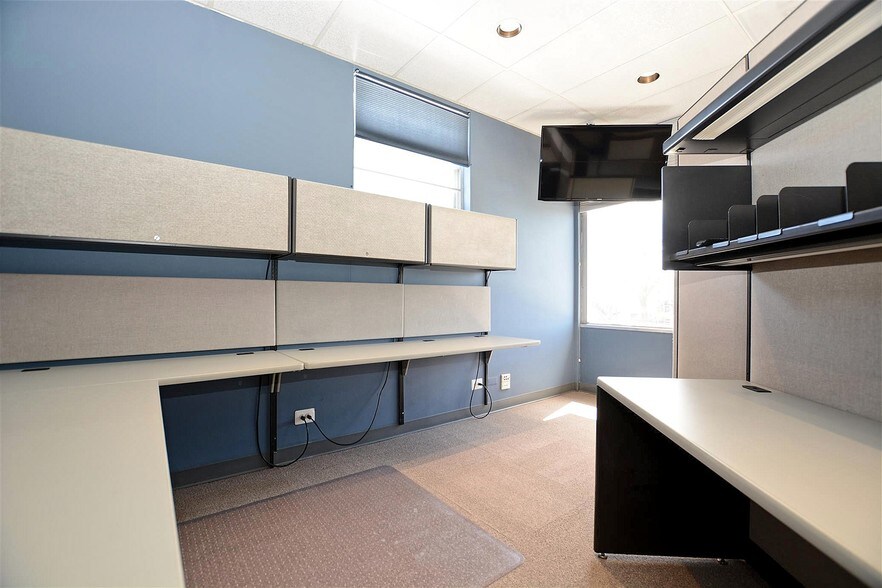 More Photos Of 512 Higgins Rd, Park Ridge Office For Lease